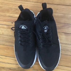 Women’s size 9 Nike Haurache black/white